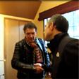 Estrechando la mano